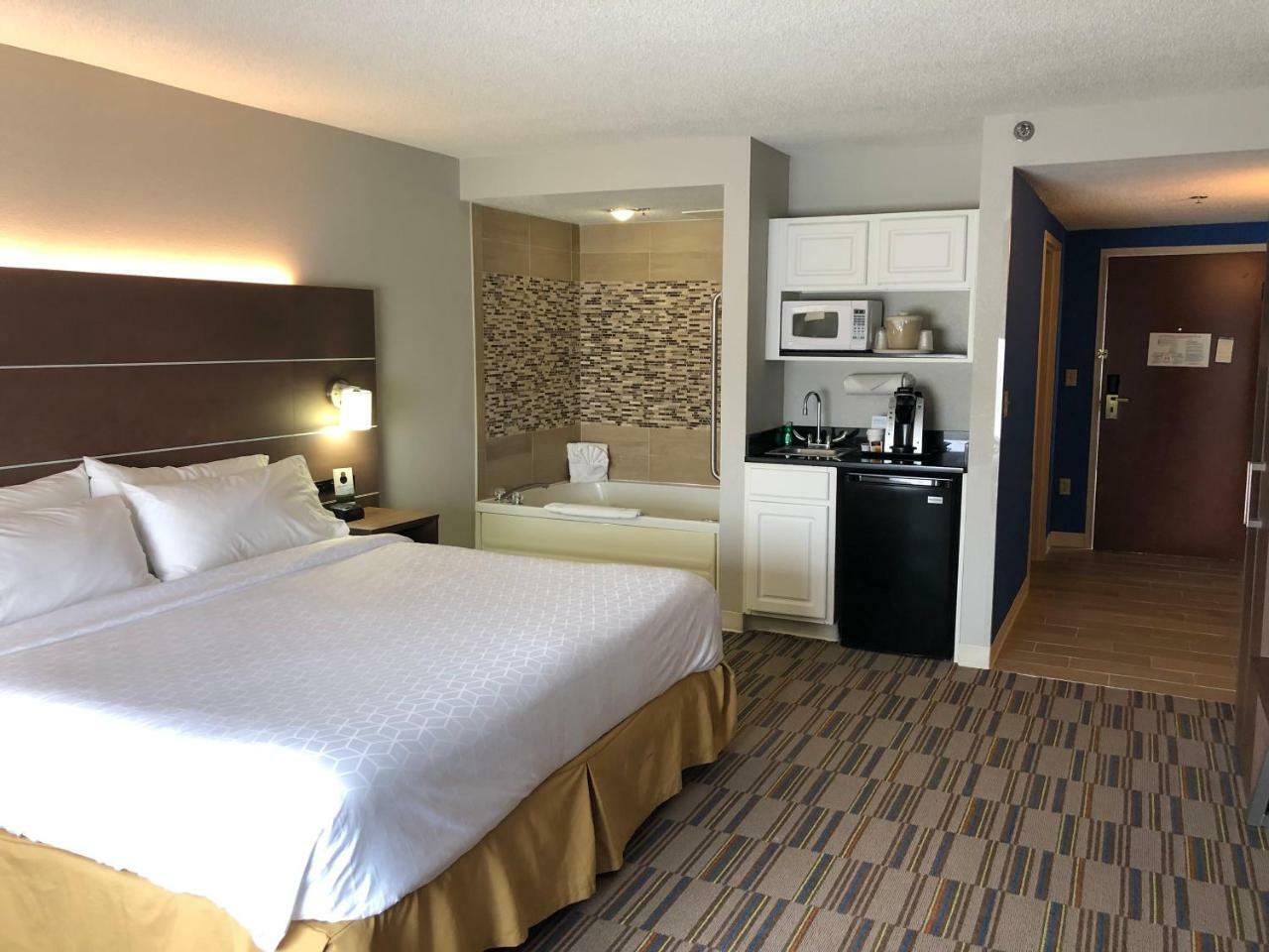 Express And - Allentown Area By Ihg Hotel 2*
